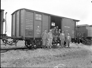 Pracownicy przy wagonie kolejowym